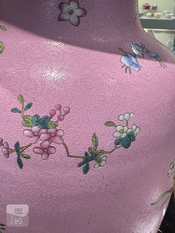 清 胭脂红轧道花卉纹瓶 - 图3